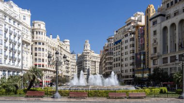 Valencia, İspanya 08-26-2023 La Plaza del ayuntamiento. Belediye binası meydanı. En büyük meydanlardan biri..