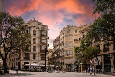 Valencia, İspanya 08-26-2023 Torres de Serranos 'un yanındaki cadde.