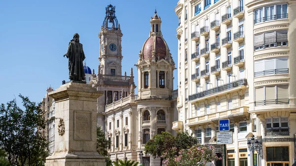 Valencia, İspanya 08-26-2023 La Plaza del ayuntamiento. Belediye Binası Meydanı. En büyük karelerden biri..