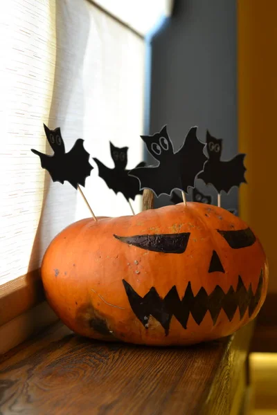 Une Citrouille Décorée Pour Halloween Est Debout Sur Rebord Fenêtre — Photo