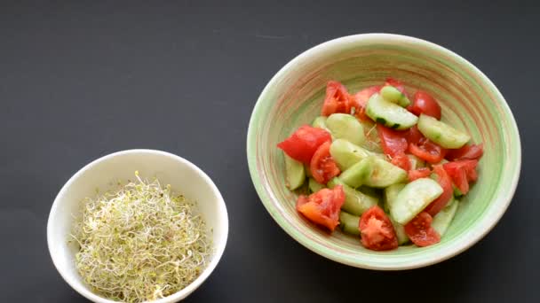 Świeża Sałatka Pomidorami Ogórkiem Kiełkami Lucerny Zdrowe Odżywianie Gotowanie Zdrowej — Wideo stockowe