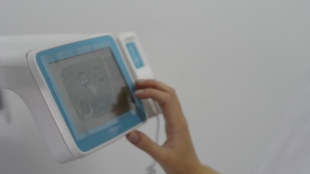 Der Arzt Drückt Den Knopf Einer Digitalen Maschine Der Arzt — Stockvideo
