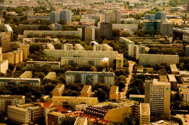 Berlin 1 Temmuz 2023: Sosyalist eski apartman bloğundaki TV kulesinden görüntü tam olarak kaydedildi. Sarı ve kahverengi gölgeler.