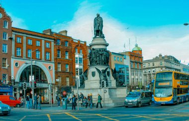 Dublin 'deki Daniel OConnell Anıtı - İrlanda, parlak renkler, insanlar, otobüs, arabalar, gün ışığı
