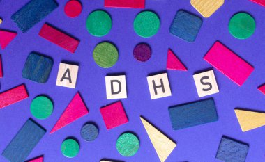 Tahta bloktaki ADHS ve şekilli kaotik mavi arkaplan, Almanca yatay ADHS