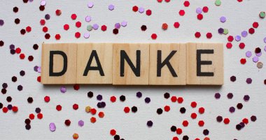 Alman dilindeki DANKE 'ye teşekkür kartı. Ahşap blokta, arka planda parlak parıltılar, panorama, klasik tarzda.