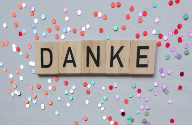 Alman dilindeki DANKE 'ye teşekkür kartı. Ahşap blokta, arka planda parlak parıltılar, panorama, klasik tarzda.