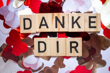 Almanca Dan DiR harfleriyle yazdığın için teşekkür ederim. Teşekkür ederim Card. Teşekkürler Verme, arkaplanda parlak kalplerden yapılmış selamlar.