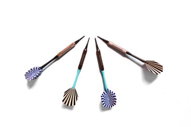 Beyaz arka planda bir noktayı işaret eden dört ok, hedefler belirlemenin kavramsal fotoğrafı, iş imajı