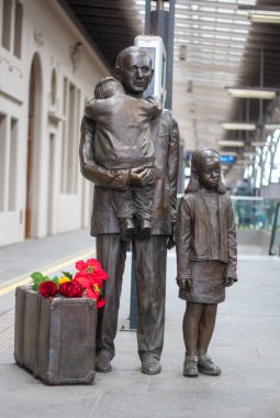 PRAG, MAIN TREN İSTASYONU, CZECH Cumhuriyet - 23 Mart 2024 - Çocuk sahibi Nicholas Winton Heykeli, Nazilerden kurtarılma