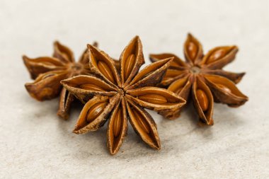 Kahverengi kağıt arkaplan ön görünümü üzerinde yıldız anason yakın.