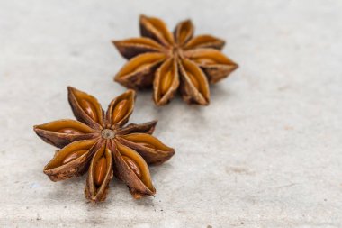 Kahverengi kağıt arkaplan ön görünümü üzerinde yıldız anason yakın.