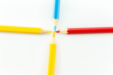 Kalemin renkli başlığı beyaz arkaplan üzerine dizilmiştir.