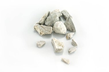 Beyaz arka planda taşlar ya da çakıl taşları. Ön plan fotoğrafları.