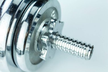 halter gümüş seti beyaz arkaplanda.