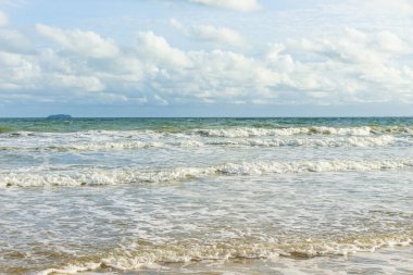 Deniz dalgaları kıyıya vuruyor.