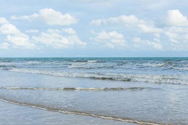 Deniz dalgaları kıyıya vuruyor.