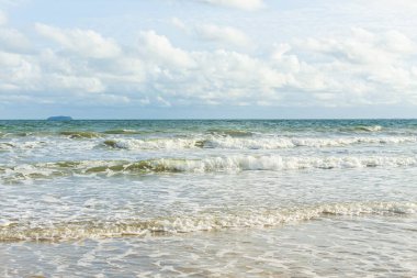 Deniz dalgaları kıyıya vuruyor.