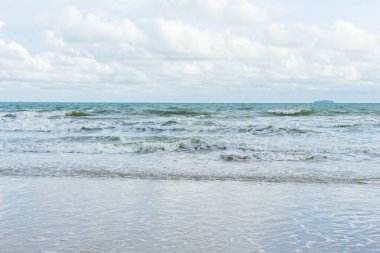 Deniz dalgaları kıyıya vuruyor.