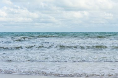 Deniz dalgaları kıyıya vuruyor.