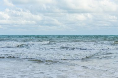 Deniz dalgaları kıyıya vuruyor.