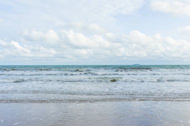 Deniz dalgaları kıyıya vuruyor.