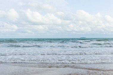 Deniz dalgaları kıyıya vuruyor.