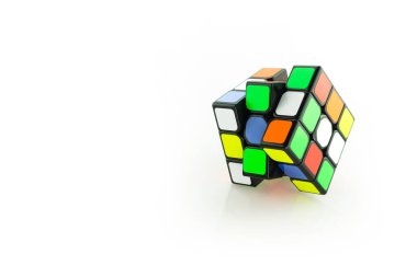 Beyaz bir arka plan üzerinde Rubik küpü.