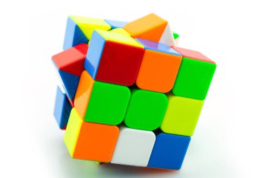 Beyaz bir arka plan üzerinde Rubik küpü.