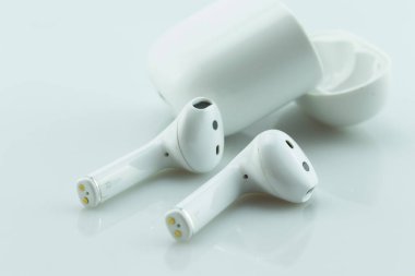 Kablosuz kulaklık ya da bluetooth kulaklık, beyaz arka planda..