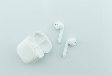 Beyaz arka planda kablosuz kulaklık ya da bluetooth kulaklık..