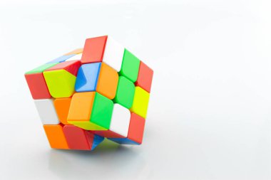 Beyaz arka plan üzerinde Rubik küp.