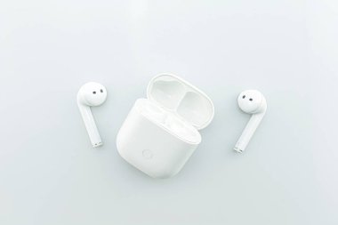 Beyaz arka planda kablosuz kulaklık ya da bluetooth kulaklık..