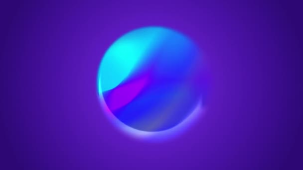 球体是明亮的粉红色蓝色 黄色和霓虹灯在紫色背景上明亮的颜色 紫色紫丁香梯度上的环形体积抽象多色球旋转 — 图库视频影像