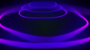 Neon dairesi. Siyah arka planda mor silgi. Soyut parlak daireler mavi. Bulanık ışık vektörü, lazer çizgileri dalgalar halinde hareket ediyor. Neon iplikler yön değiştirdi. 4K, 60 fps.