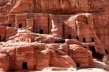 Ürdün 'ün Petra kentindeki mezarların manzarası