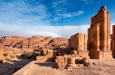 Ürdün 'ün Petra kentindeki facedes ve Roma tiyatrosu manzarası