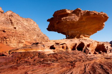Wadi Rum çölünde mantar kayası, Ürdün