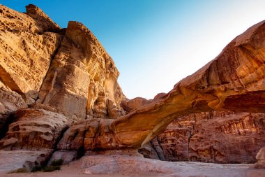 Wadi Rum Çölü 'nde taş köprü manzarası, Ürdün