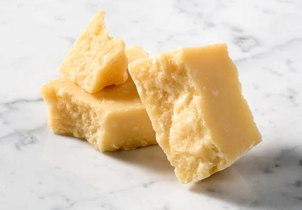 白色大理石表面的意大利乳酪片 图库图片