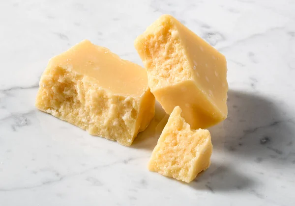 白色大理石表面的意大利乳酪片 图库照片