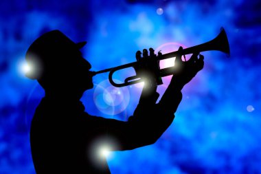 Caz trompetçisi mavi ışık altında steg üzerinde şarkı söylüyor