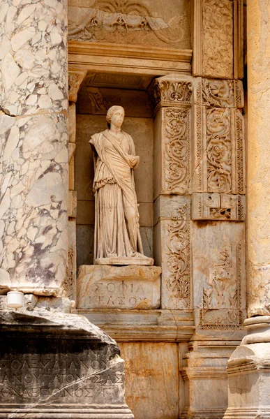 Türkiye Nin Efes Kentindeki Roma Kütüphanesinin Cephesinde Sophia Nın Heykeli — Stok fotoğraf