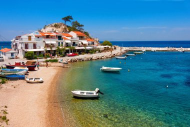 Kokkari limanı ve plajı, Samos Adası, Yunanistan