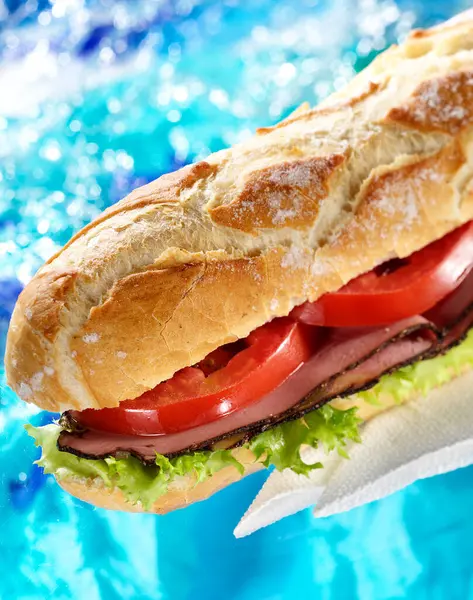 Сэндвич Беконом Помидорами Салатом Французским Хлебом Стоковое Фото