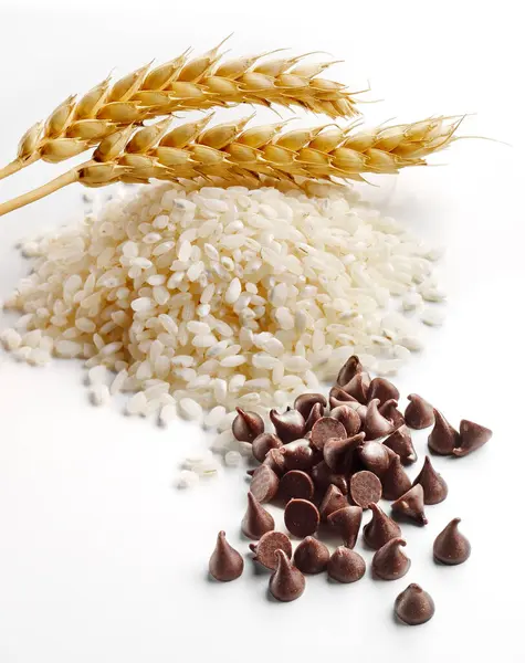 Schokoladenchips Reis Und Weizenspitzen Auf Weißem Hintergrund Stockbild