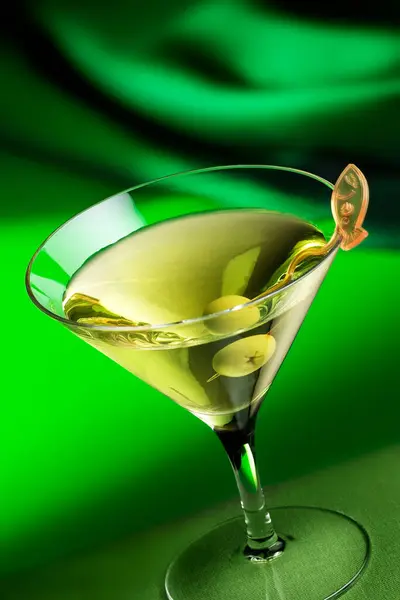 Trockener Martini Cocktail Auf Grünem Hintergrund lizenzfreie Stockfotos