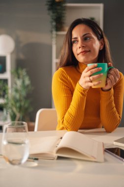 Evde çay içerken ve başka tarafa bakarken projesiyle uğraşan bir kız öğrenci. Ofiste çalışırken dinlenen ve mola sırasında kahve içen bir iş kadını portresi..