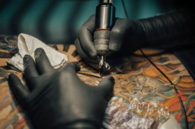 Dövme makinesinin yakını. Dövme. Adam profesyonel bir dövme sanatçısı tarafından sırtında bir resim oluşturma.