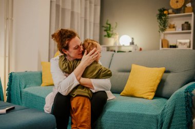 Bir anne doktor evinde kanepede otururken oğluna sarılıyor. Çalışan bir anne hastanede gece vardiyasından sonra sevgili çocuğuyla bağ kuruyor. Bir çocuk dairesinde annesine sarılıyor..
